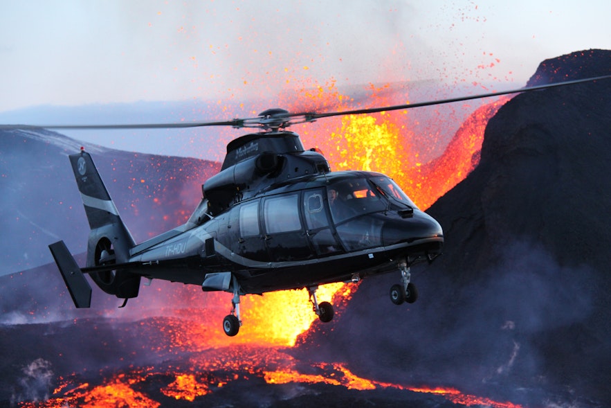 坐直升机看爆发中的火山