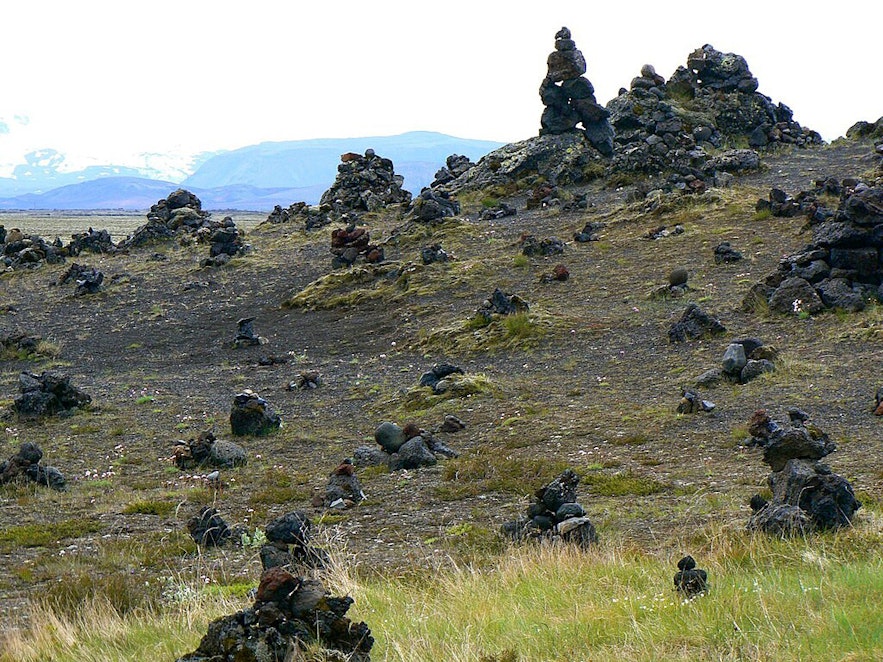 Laufskalavarda, a lava ridge with a selection of stone piles of different heights.