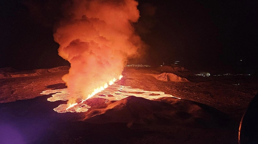 Druga erupcja Sundhnukagigar. W oddali widać Grindavik.