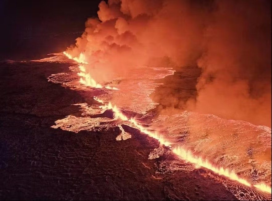 Sundhnukagigar火山口的原始裂缝长得无法想象