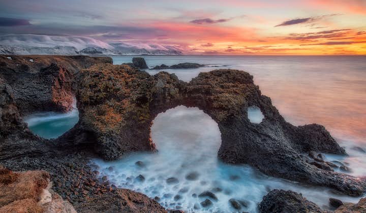 A lo largo de los siglos, el océano Atlántico salvaje ha erosionado esta roca de lava en la península de Snæfellsnes en un arco.