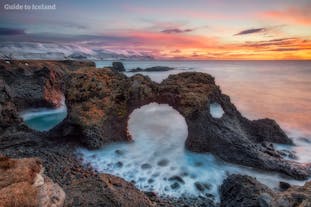 A lo largo de los siglos, el salvaje océano Atlántico ha erosionado esta roca de lava en la península de Snaefellsnes en un arco.