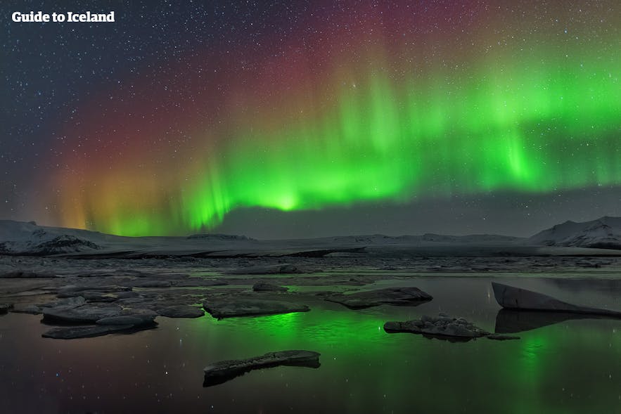氷河湖で見るオーロラ Guide To Iceland