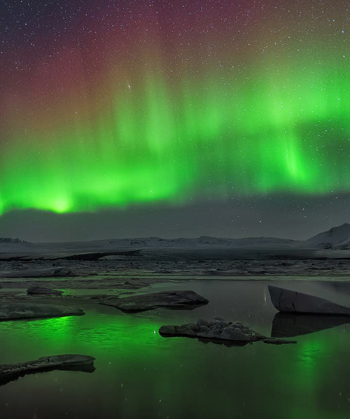 眩く光り輝くアイスランドのオーロラ