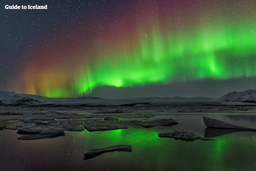 L'aurora boreale è visibile solo durante i mesi invernali.
