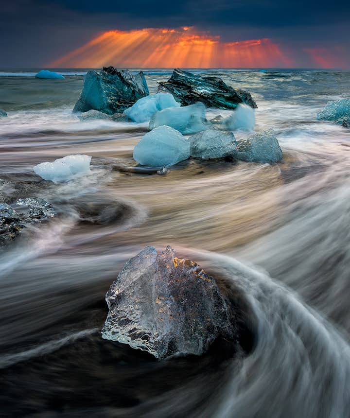 冰岛杰古沙龙冰河湖钻石冰沙滩日落