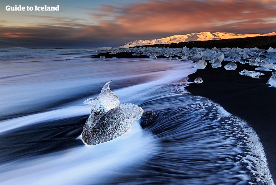 Cuando conduzcas por la Ring Road de Islandia, no te puedes perder la Playa de los Diamantes.