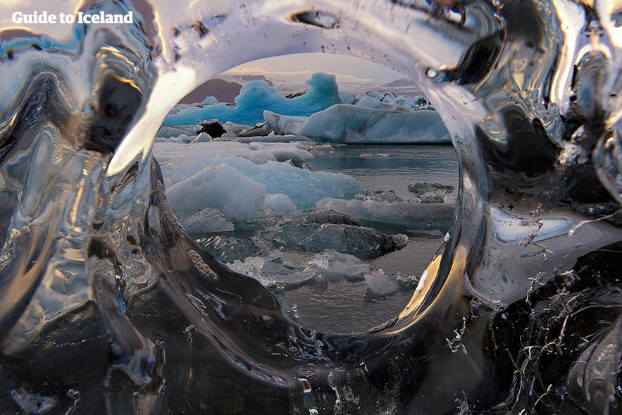 Widok na lagunę lodowcową Jokulsarlon przez bryłę lodu.