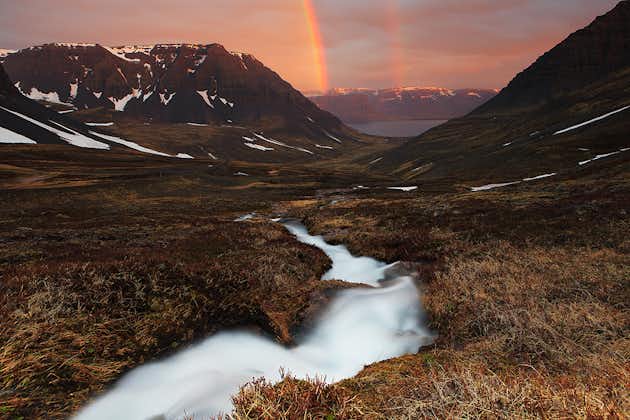 Un double arc-en-ciel se dresse au-dessus d'un fjord des Westfjords ou "Fjords de l'Ouest", un jour ensoleillé d'été en Islande.