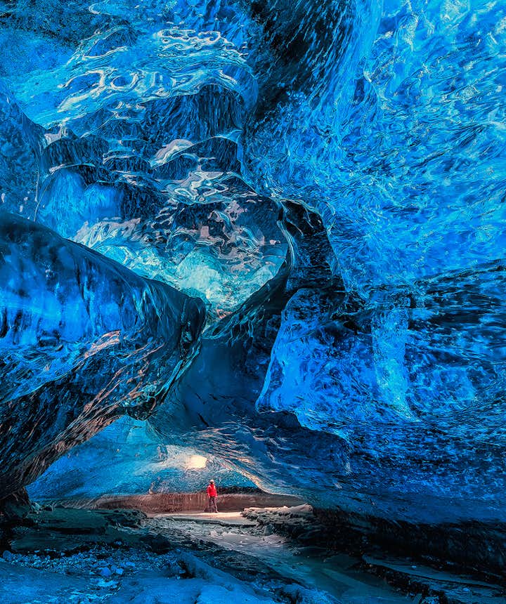 Tiefblaues Eis einer Eishöhle des Vatnajökull-Gletschers