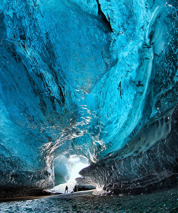 โถงสีฟ้าภายในที่น่าตื่นตาของถ้ำธารน้ำแข็งในทางตะวันออกเฉียงใต้ของประเทศไอซ์แลนด์.