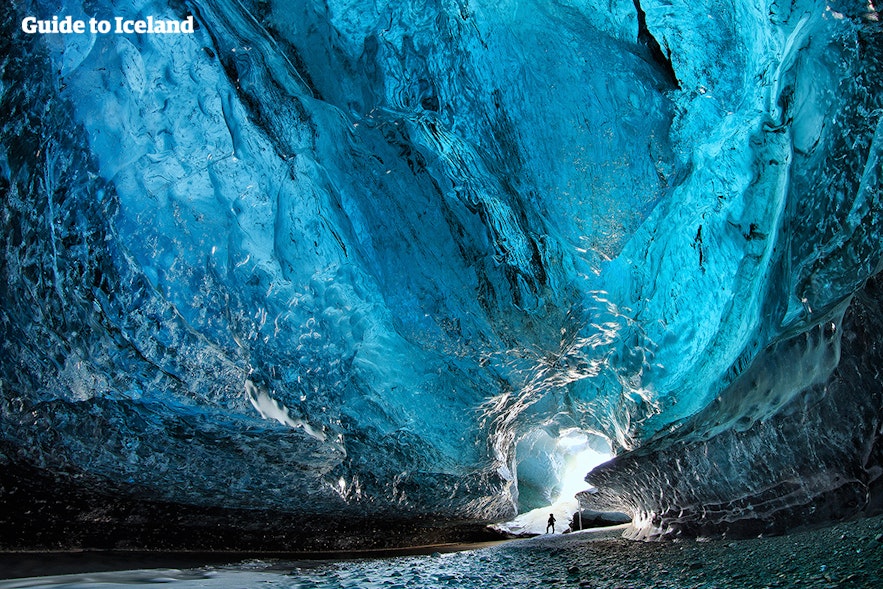 Den utrolige blå fargen inne i en bregrotte på Sørøst-Island