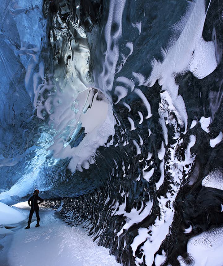 Dentro de una cueva de hielo en el sureste de Islandia, en un tour solo accesible en invierno.
