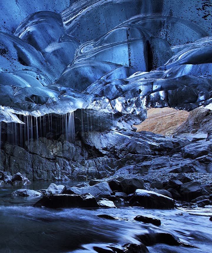 クリスタルブルーの氷の洞窟
