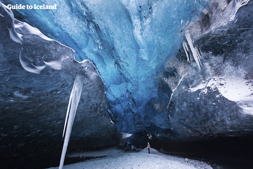 Naturalna błękitna jaskinia lodowcowa na Islandii.