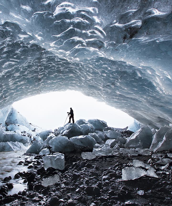 ヴァトナヨークトル氷河にできた氷の洞窟