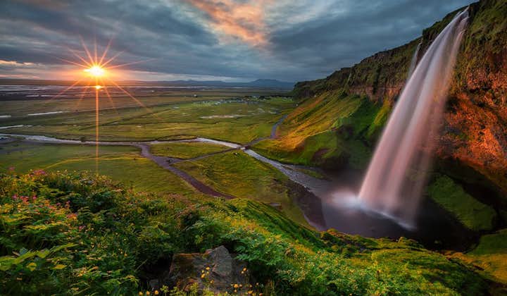 Przy wodospadzie Seljalandsfoss będą Państwo mieli okazję podziwiać wspaniałe widoki na południowe wybrzeże Islandii.