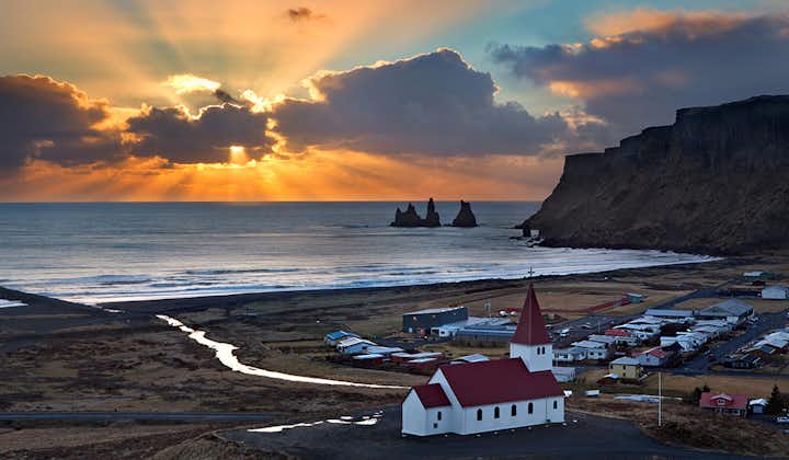 Alba che si riversa su Vík, sulla costa meridionale dell'Islanda.