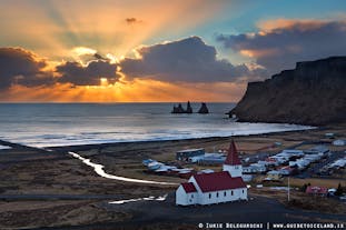 Het ochtendgloren verlicht Vik aan de Zuidkust van IJsland.