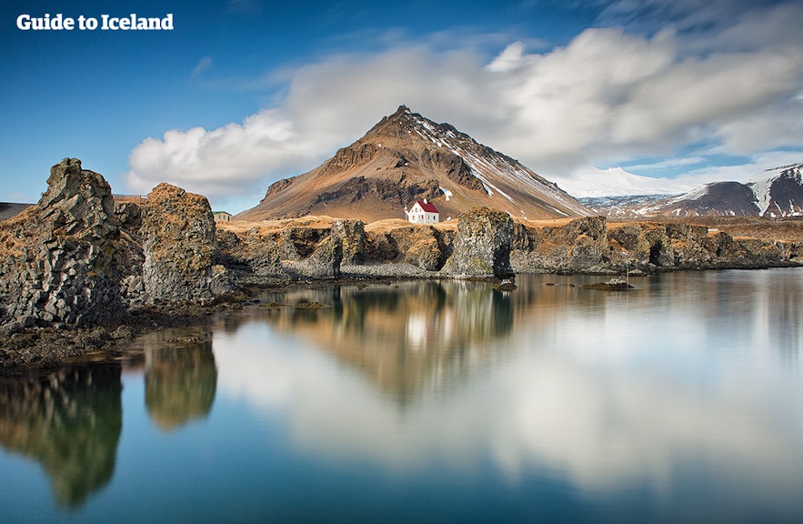 Kusten runt Arnarstapi på halvön Snæfellsnes på Island bjuder på magnifik geologi.