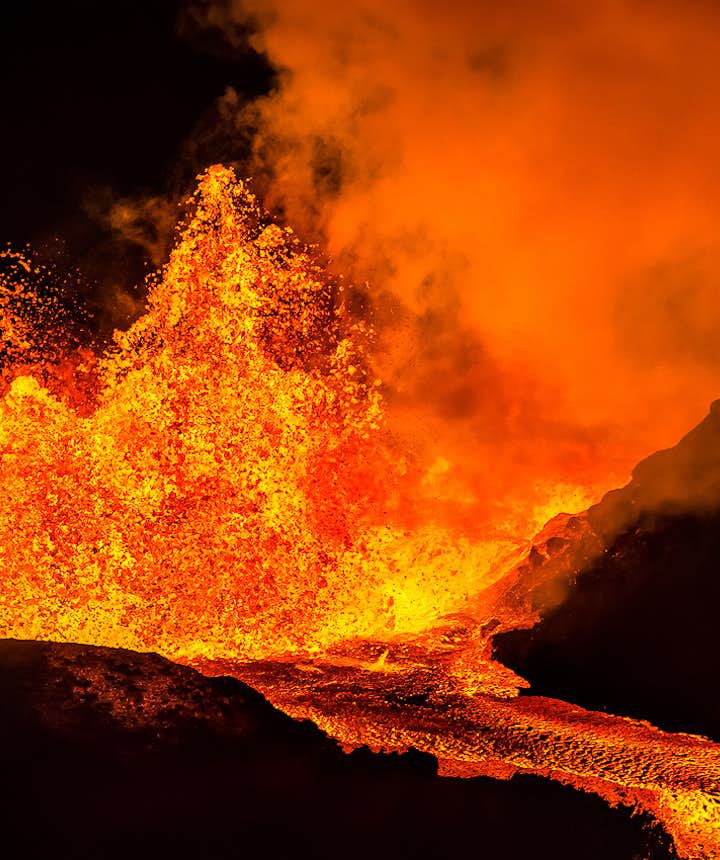 溶岩が流れるアイスランドの火山