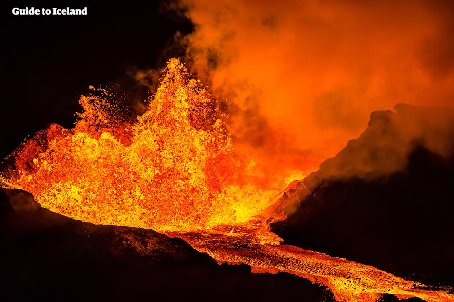溶岩が流れるアイスランドの火山