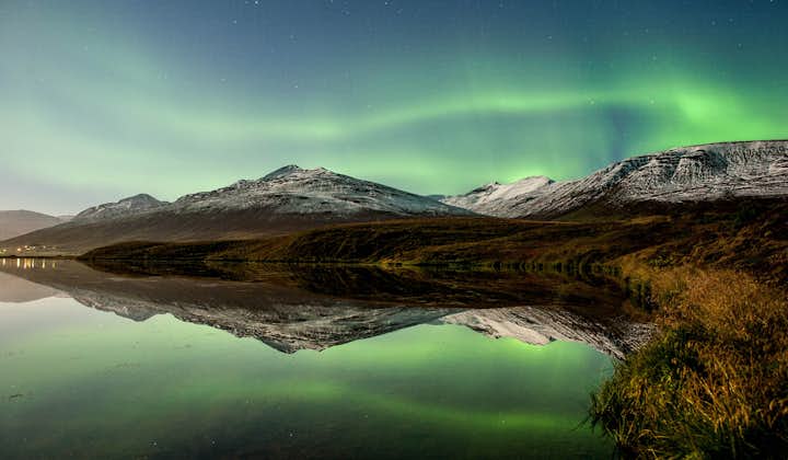 Reflet des aurores boréales dans l'eau dans le Nord de l'Islande