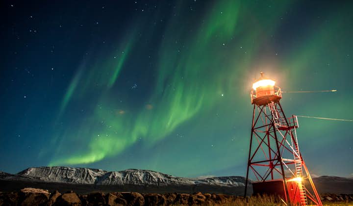 Ekscentryczny krajobraz i zaśnieżone góry północnej Islandii stanowią idealne tło dla ekspozycji zorzy polarnej.