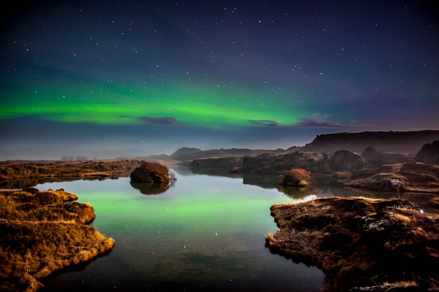 冰岛北部地区的地质景观搭配极光更加特别