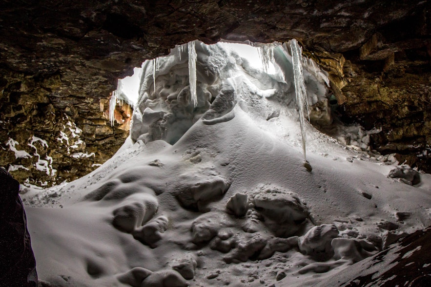 Przepiękna jaskinia lodowa Lofthellir na północy Islandii.