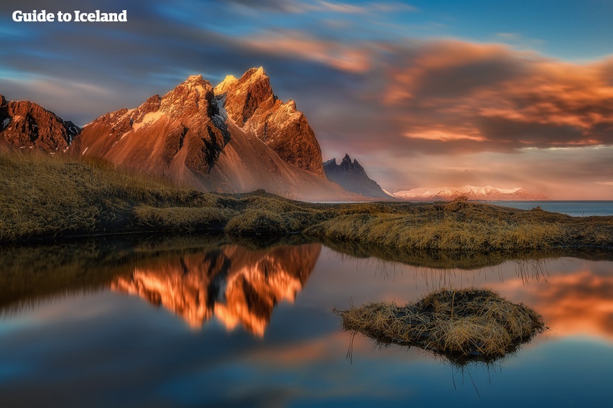 Гора Вестрахорн на юге Исландии, освещенная яркими лучами летнего солнца. Известна своим "фирменным" видом — остроконечными пиками.