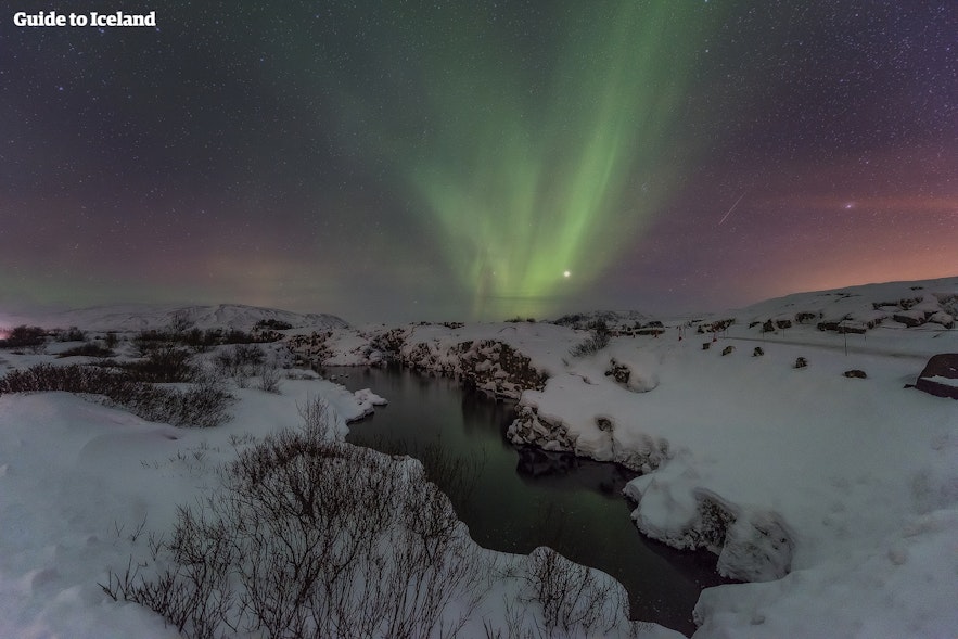 Norrskenet över Þingvellir nationalpark som finns med på UNESCOs världsarvslista.