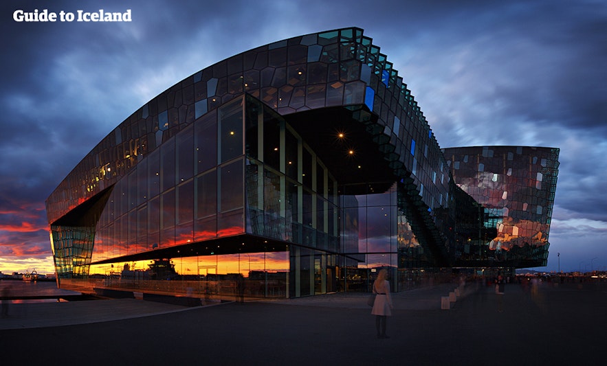 El Centro de Conciertos y Conferencias Harpa está en el centro de Reikiavik y es un lugar de interés de visita obligada.