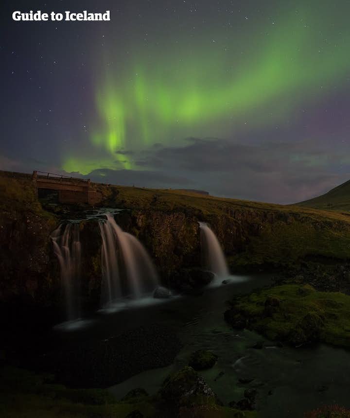 Северное сияние над горой Киркьюфетль на полуострове Снайфедльснес в Исландии