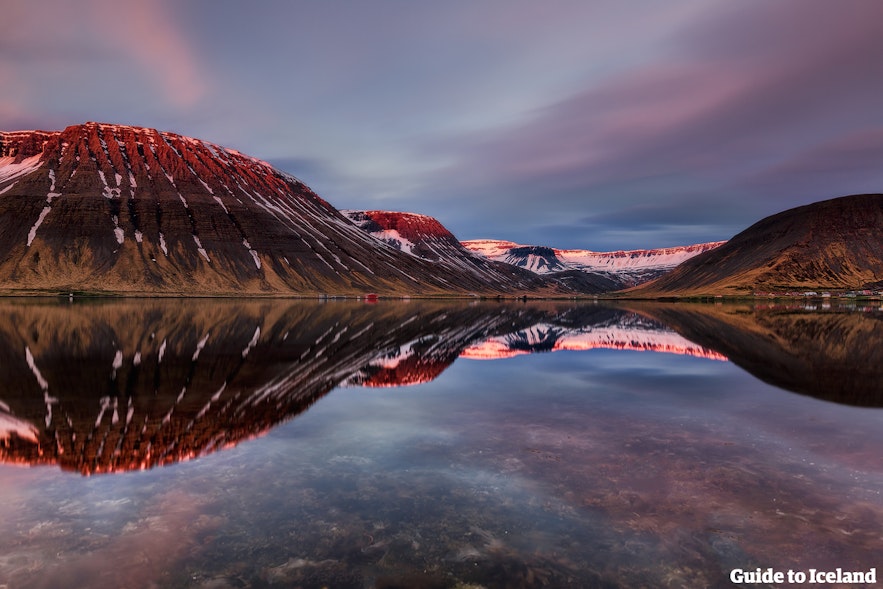 Reflet dans l'eau des montagnes d'un fjord en Islande