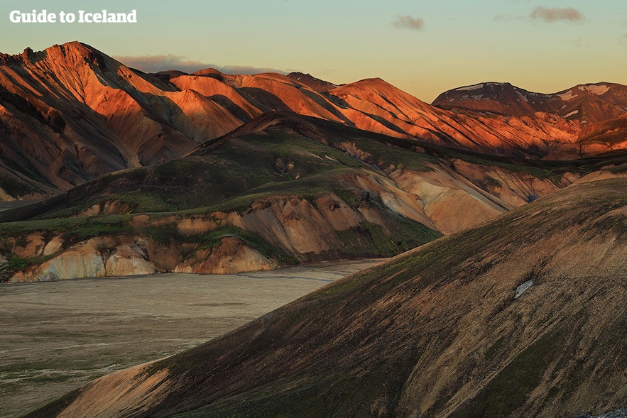 Landmannalaugar ist bekannt für heiße Quellen und farbenfrohe Berge