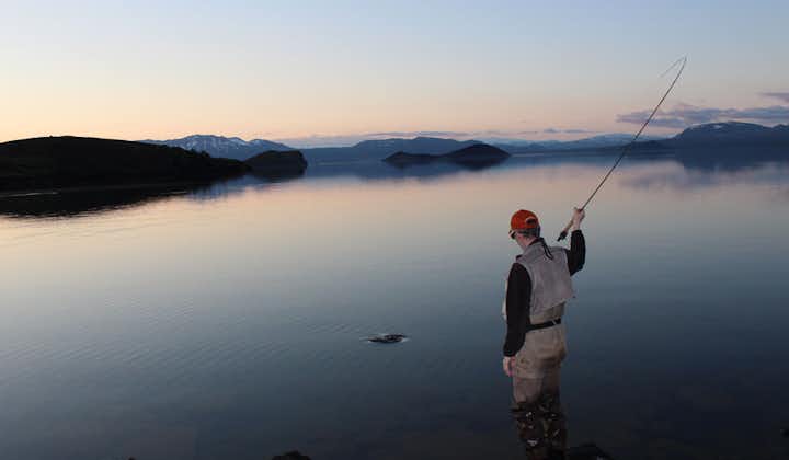 很少有人能够体验在冰岛的河流中放松的钓鱼乐趣。