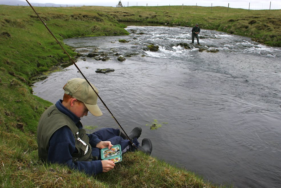即使是小朋友也可以在冰島釣魚