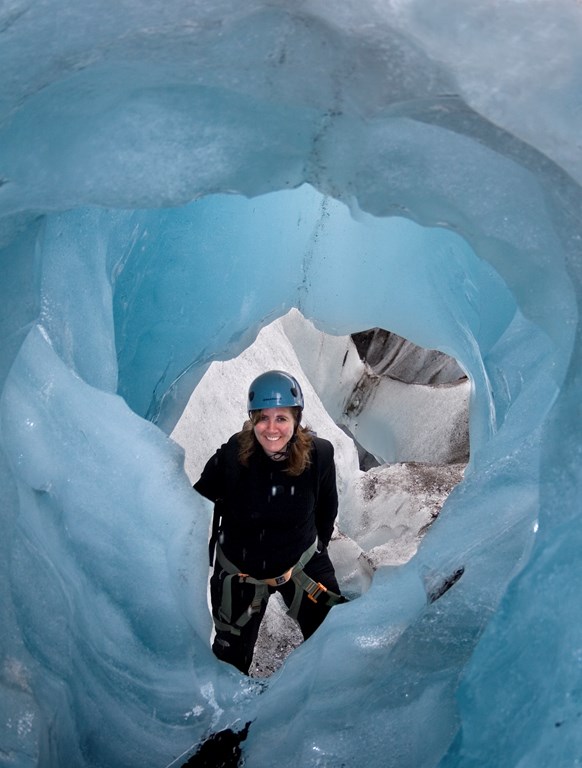 Een natuurlijk gevormde ijsgrot in Svínafellsjökull, in het natuurreservaat Skaftafell.