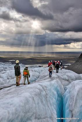 แสงของสวรรค์ที่ส่งลองมาที่ สกัฟตาเฟลทางใต้ของไอซ์แลนด์ ที่สามารถมองเห็นได้จากสวีนาเฟลลส์โจกุล.