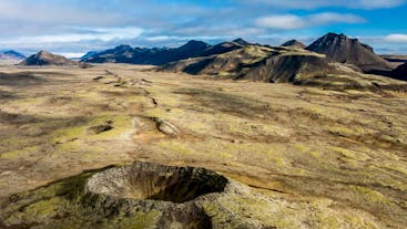 冰岛南部的雷克亚内斯半岛有很多火山口，空中看更具震撼力