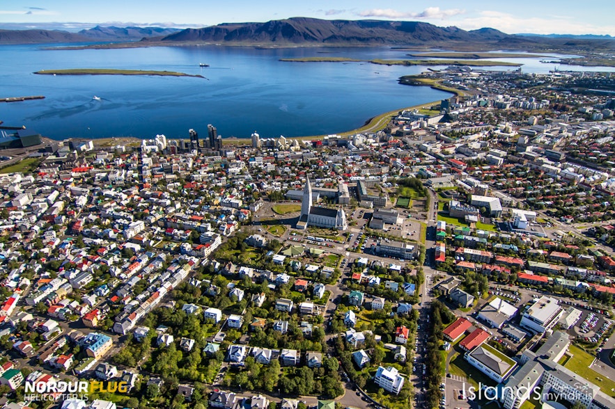 直升机鸟瞰冰岛首都雷克雅未克