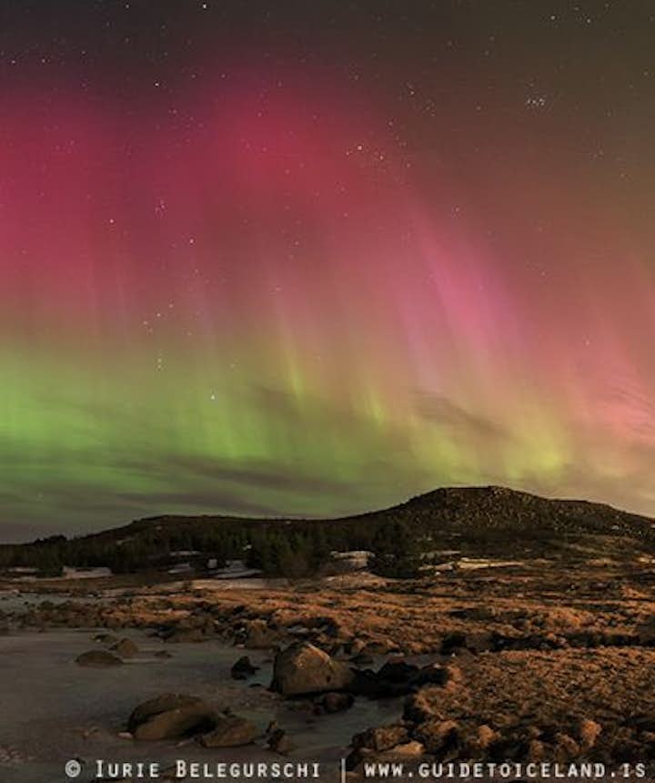 Разноцветные огни северного сияния над Исландией.