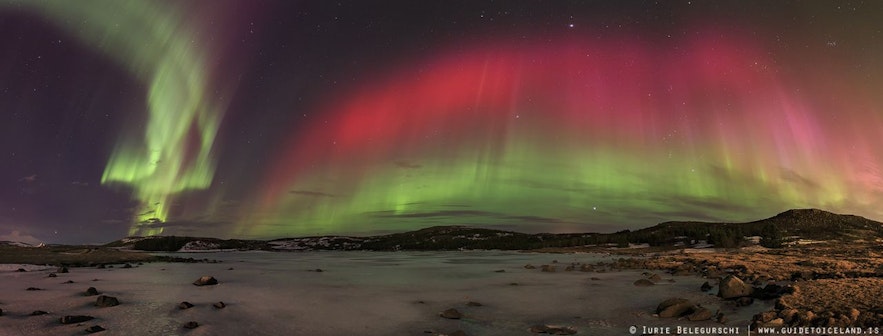 Kolorowa zorza polarna nad Islandią