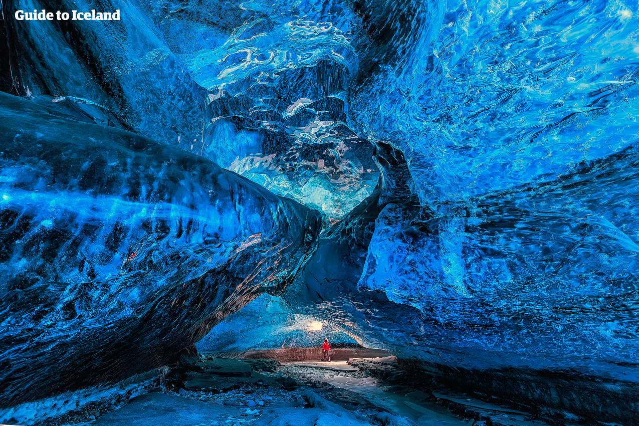 Jaskinie w lodowcu Vatnajökull zbudowane są z lodu, który ma ponad 1000 lat.