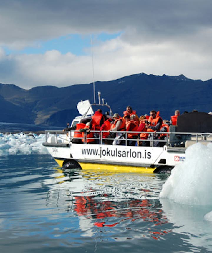氷河湖のボートツアーが人気だ