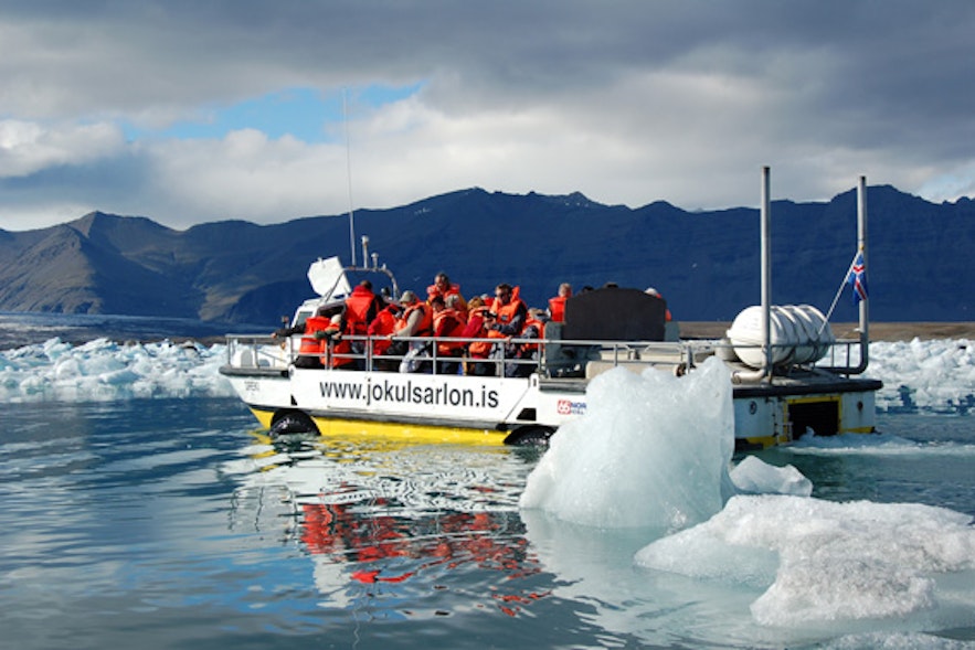 氷河湖のボートツアーが人気だ