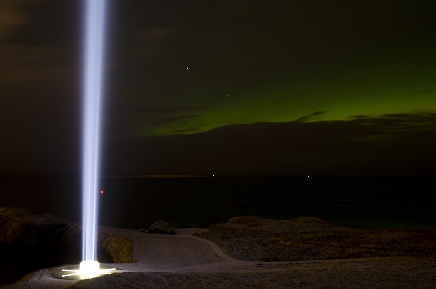 从首都地区各地都能看到冰岛的梦想和平塔。
