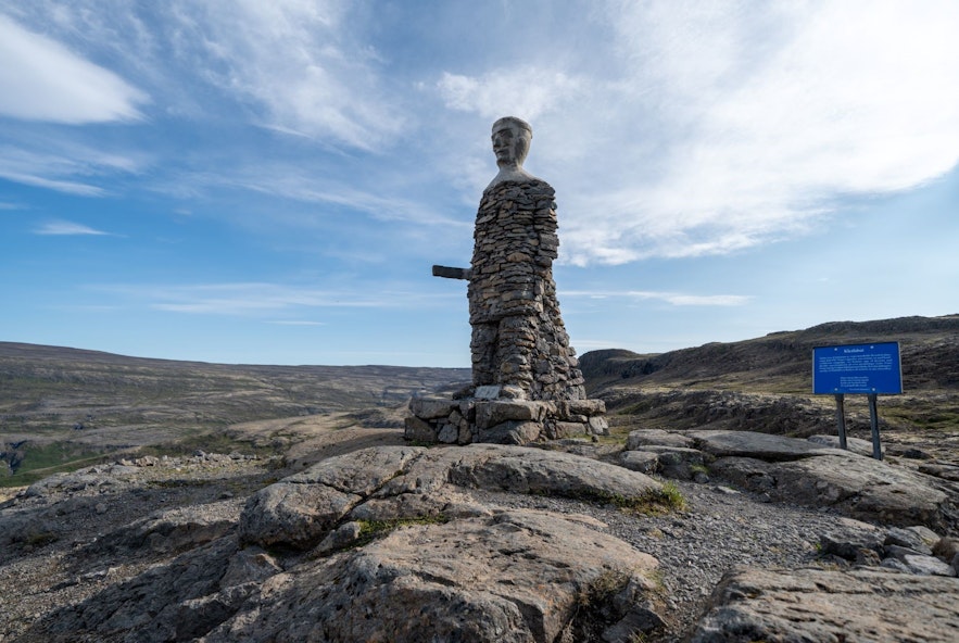 The Kleifabui stone man is right by road on Kleifaheidi heath