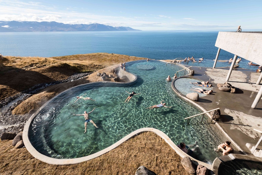 胡萨维克的GeoSea温泉俯瞰冰岛东北部一个美丽的海湾。